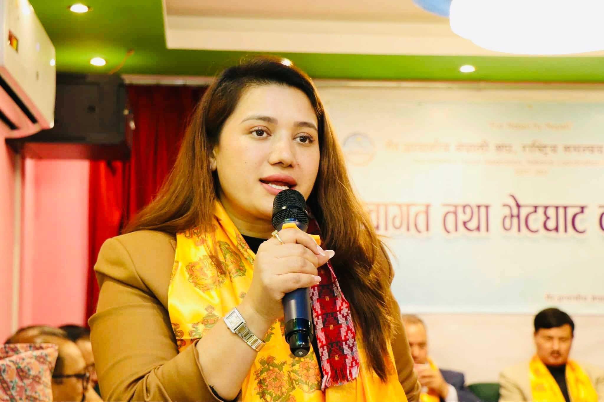 मध्यपूर्वबाट फर्किँदै रोजिना राईले दिइन् एनआरएनए प्रतिनिधिलाई धन्यवाद