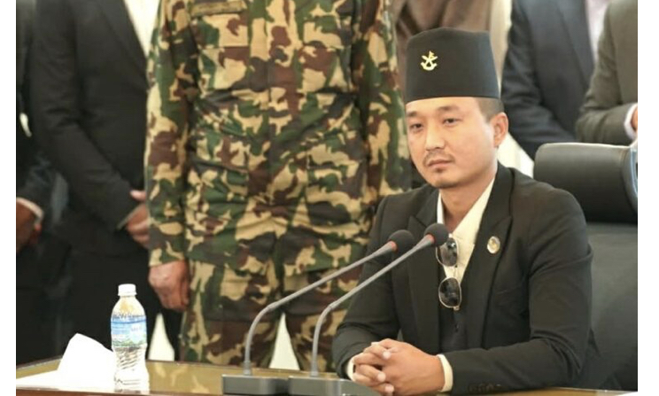 पदभारपछि आफैं स्टीयरिङ समात्दै मन्त्रालयबाट बाहिरिए गृहमन्त्री गुरुङ